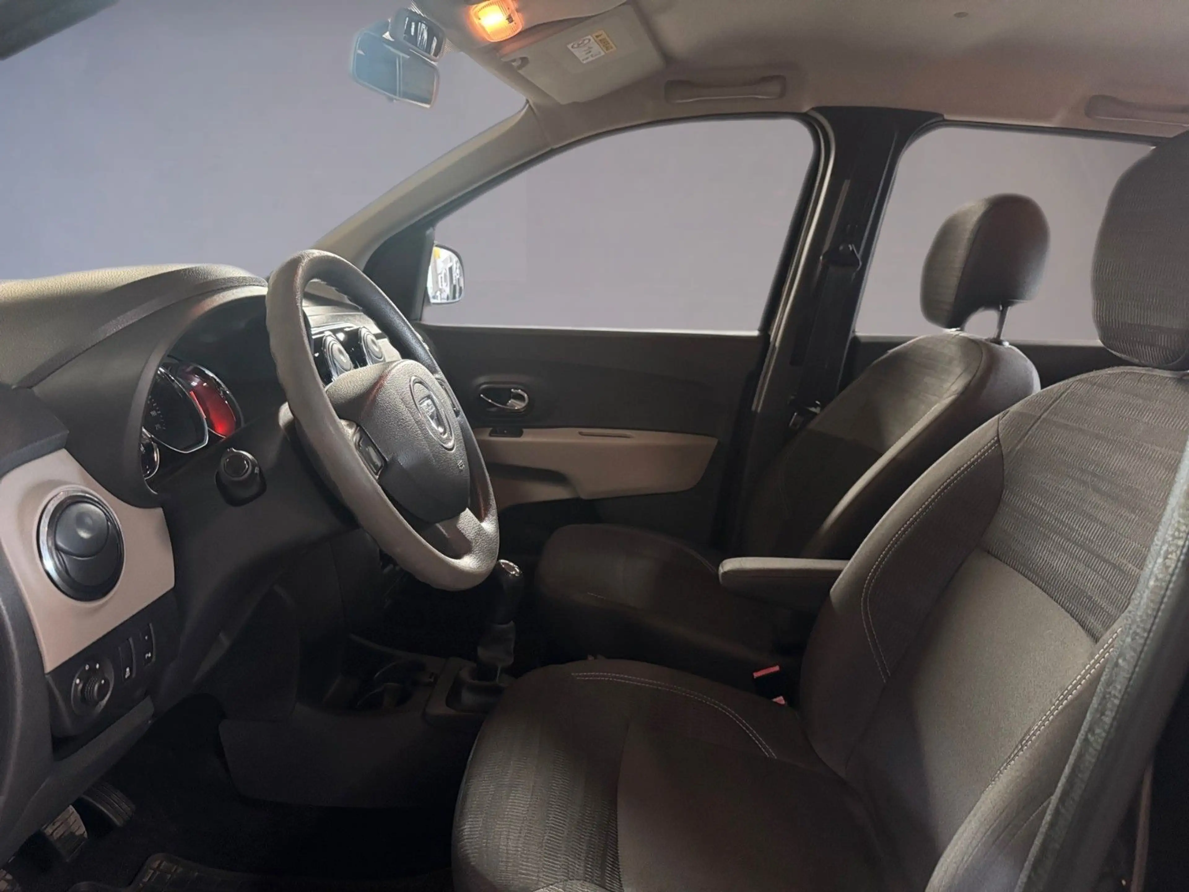 Dacia Lodgy Laureate 1.Hand 7 Sitzer Anhängerkupplung — photo 13