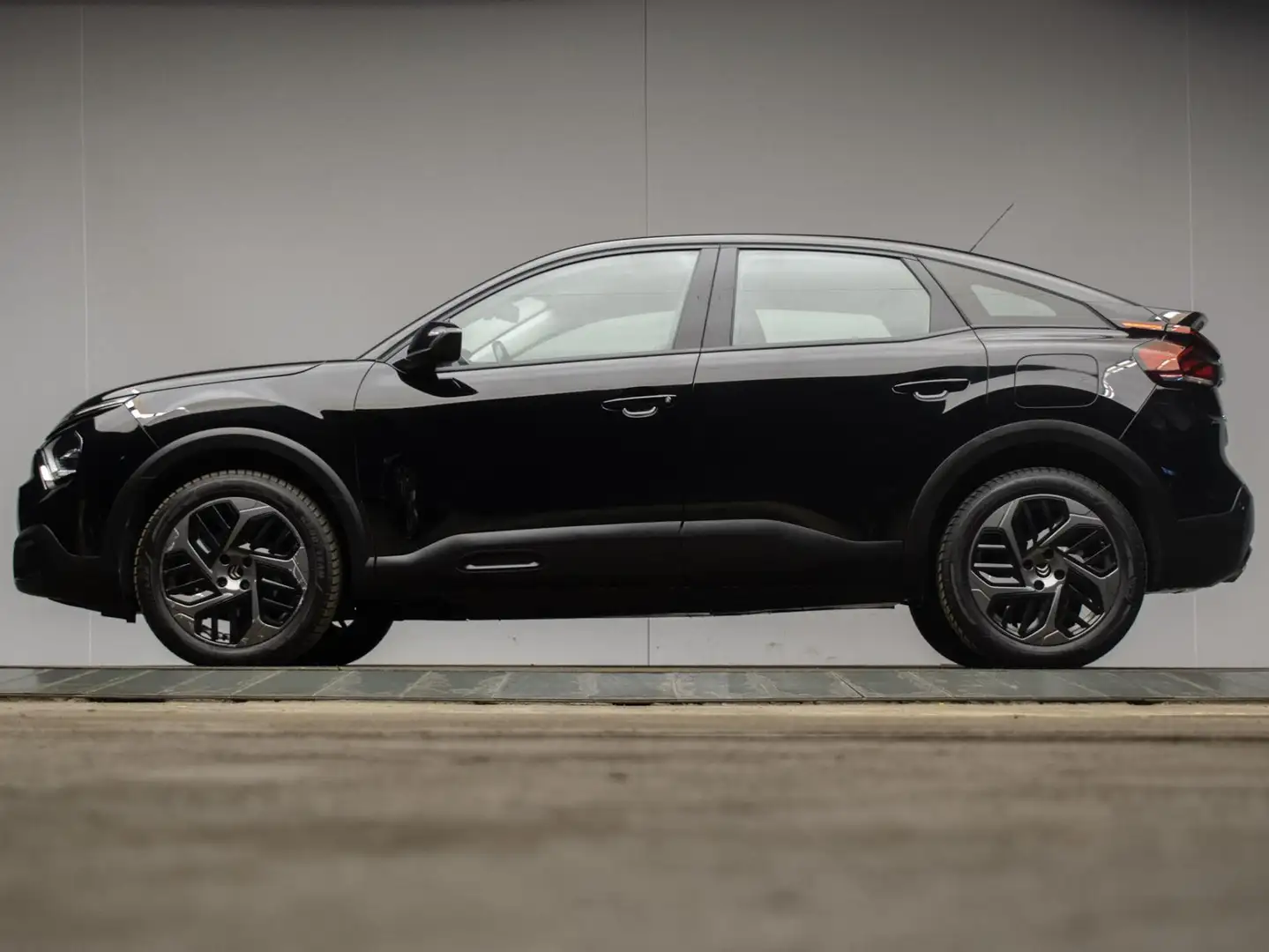 Citroen C4 1.2 Puretech Feel Pack (APPLE CARPLAY,NAVI,CAMERA, Zwart - 1