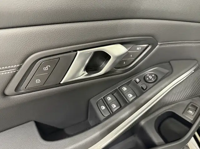 BMW 3 Series view 14