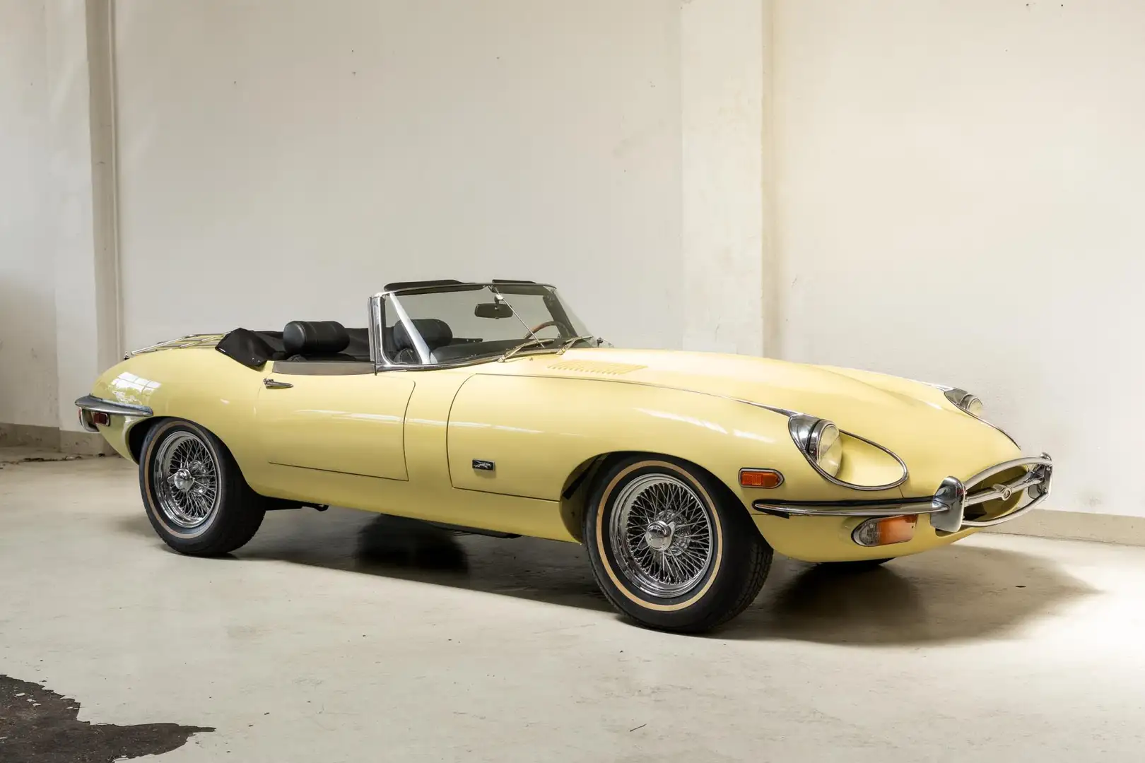 Jaguar E-Type "E" 4.2 OTS - Restored - Matching Numbers - Geel - 2