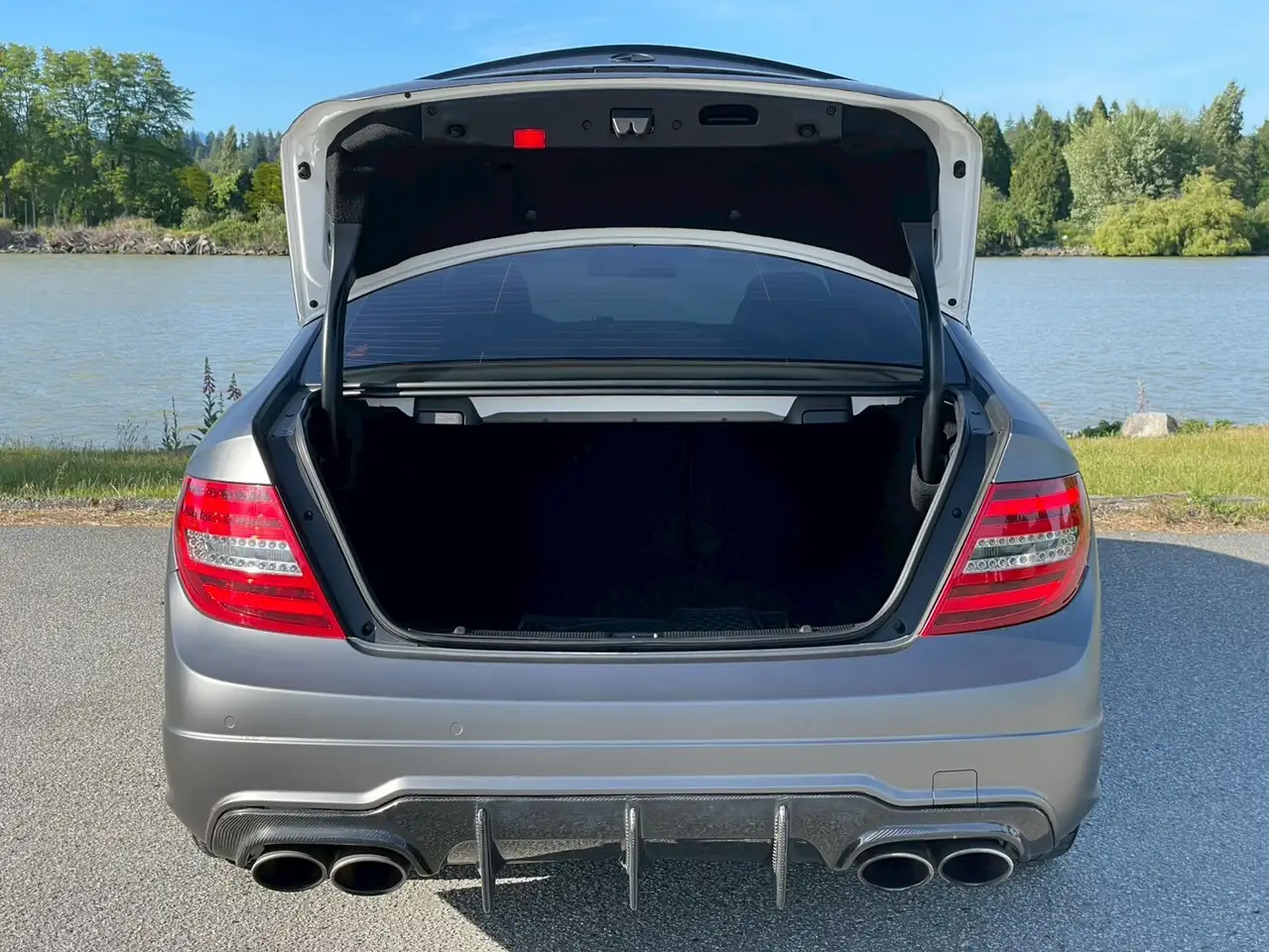 Mercedes-Benz C-Class снимка Mercedes-Benz C-Class