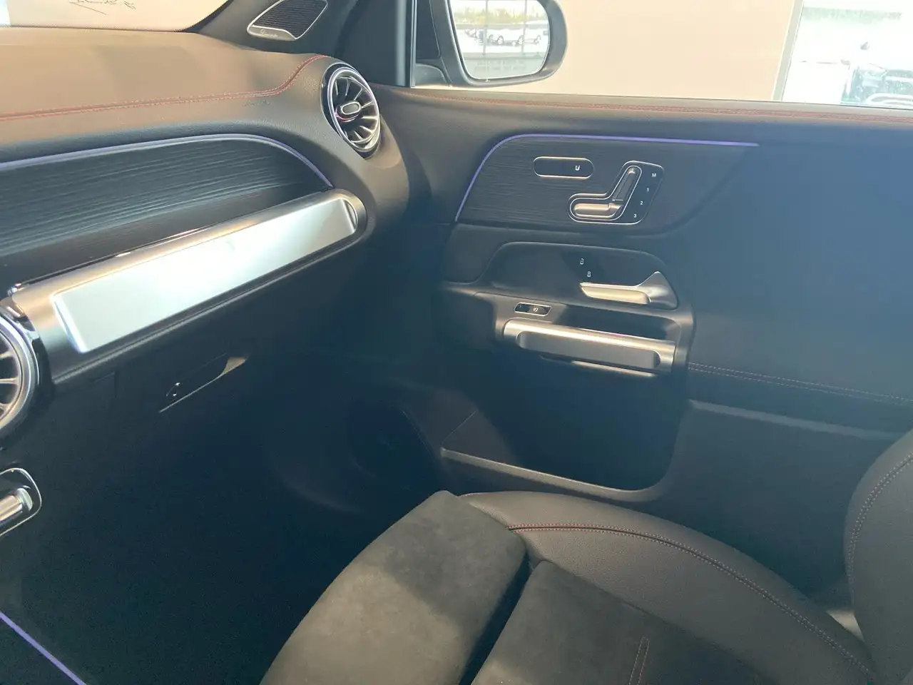 Mercedes-Benz EQB снимка Mercedes-Benz EQB