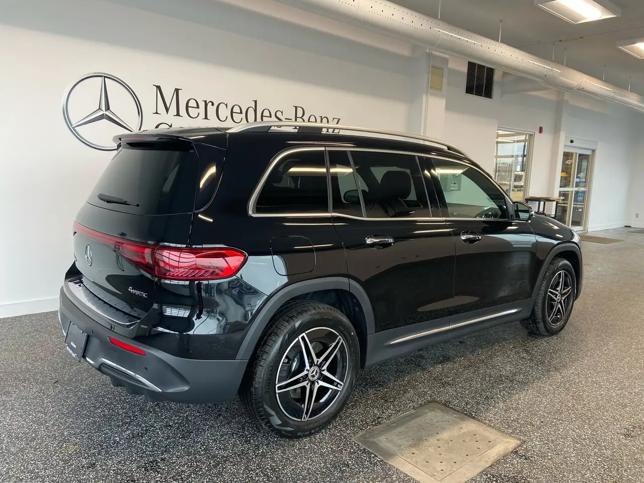 Mercedes-Benz EQB снимка Mercedes-Benz EQB