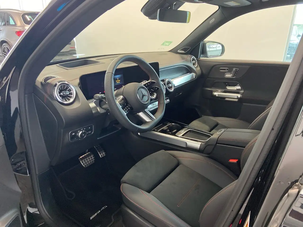 Mercedes-Benz EQB снимка Mercedes-Benz EQB