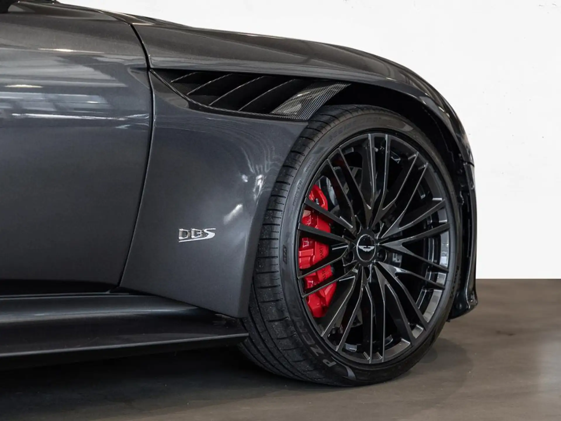 애스턴마틴 DBS Coupe 2019 건메탈 사진 7