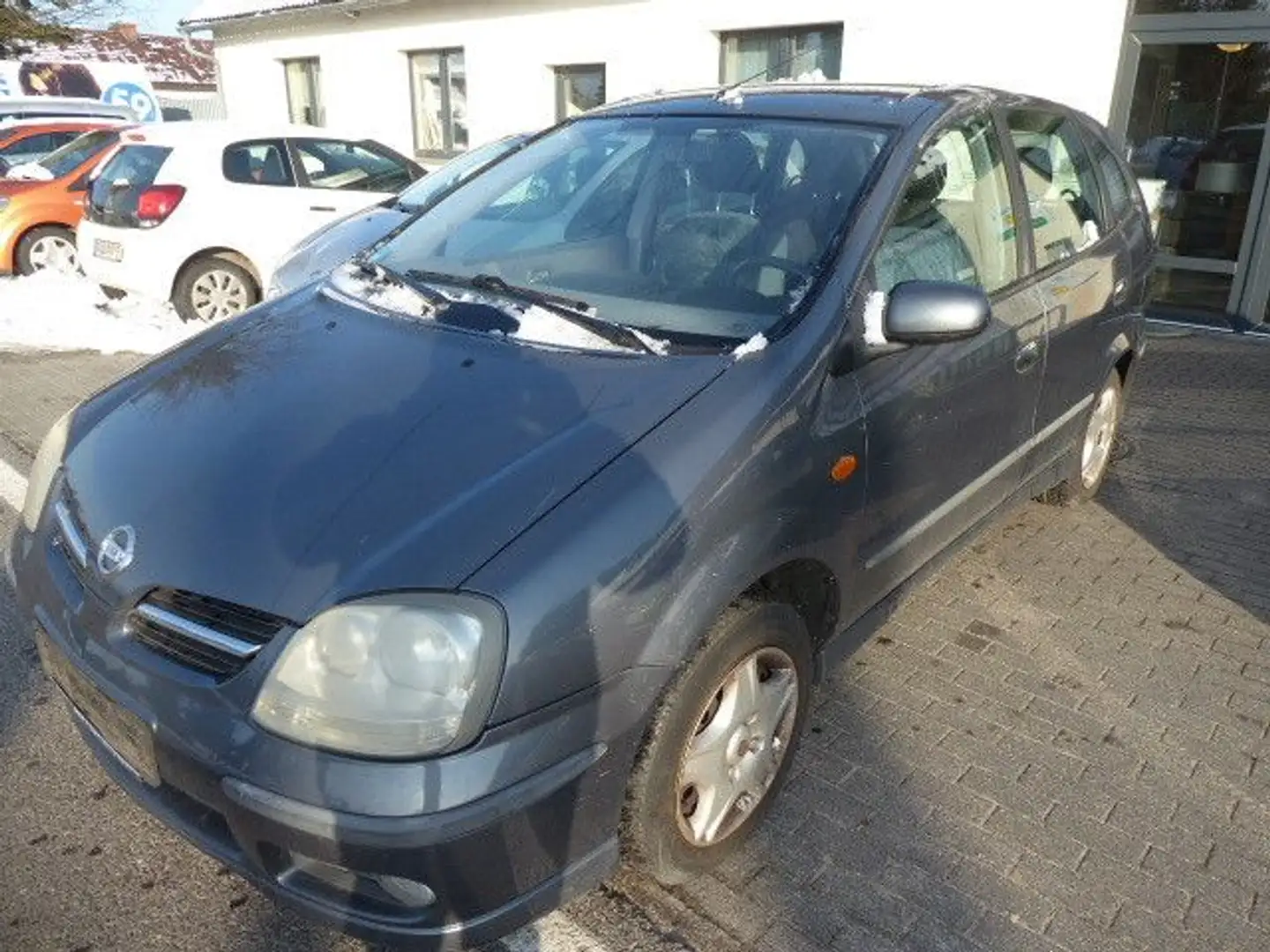 Nissan Almera Tino Grau - 2