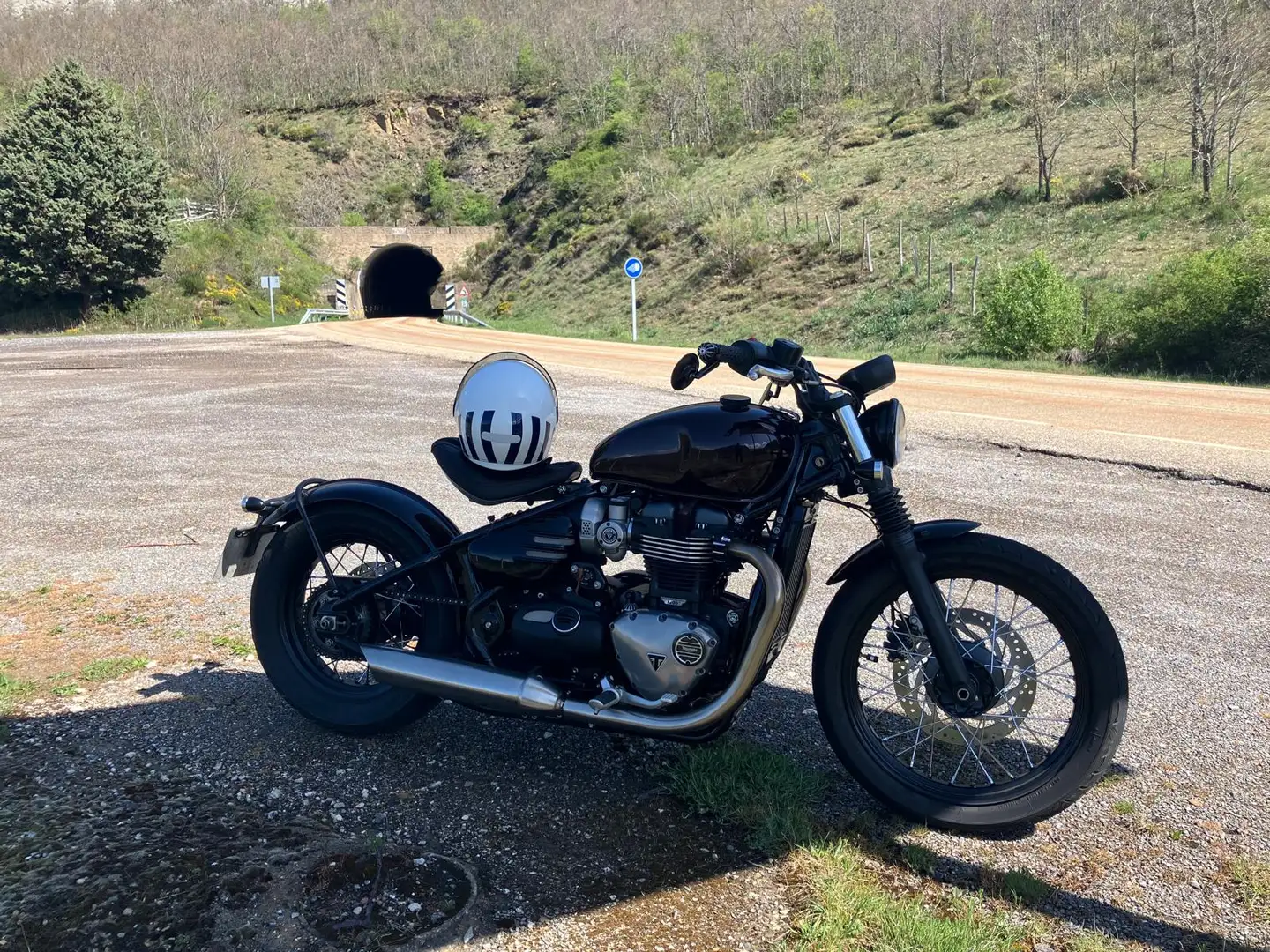 Triumph Bonneville Bobber 2017 Burdeos - 2
