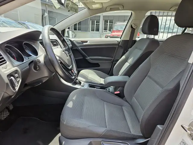 Volkswagen Golf view 8