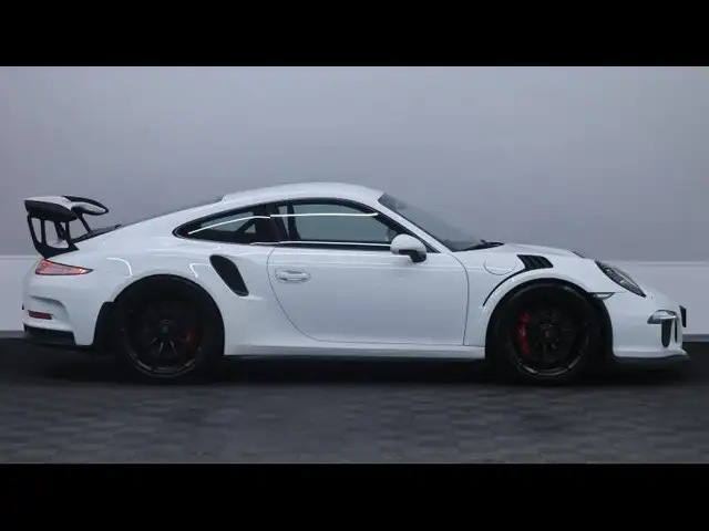 Porsche 911 view 4