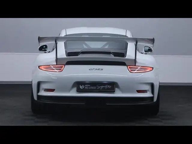 Porsche 911 view 6
