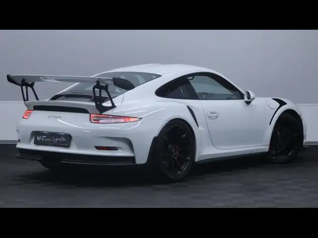Porsche 911 view 5