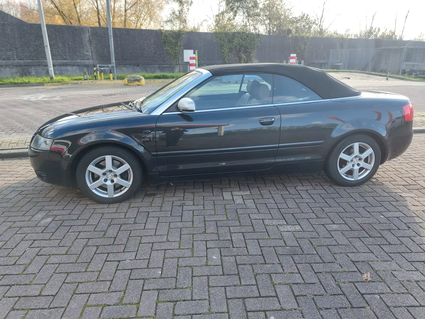 Audi A4 A4 2.4 V6 Cabrio Export Zwart - 2