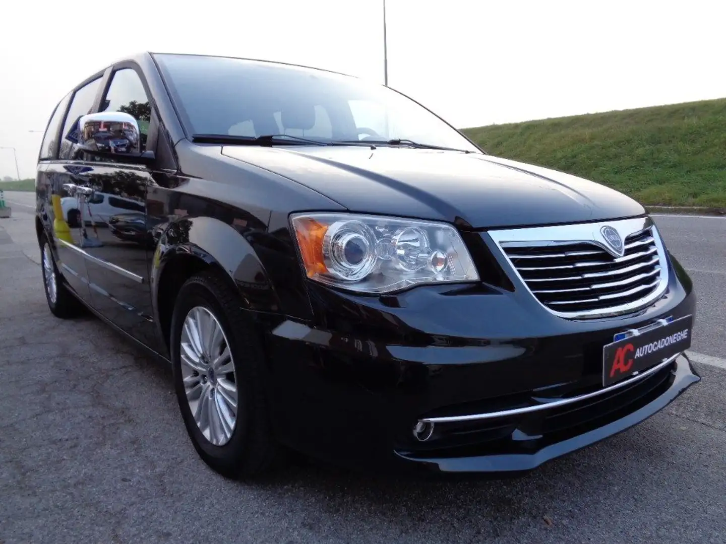 Lancia Voyager 2.8d Platinum PREZZO VALIDO FINO 08.11,km certific Nero - 2