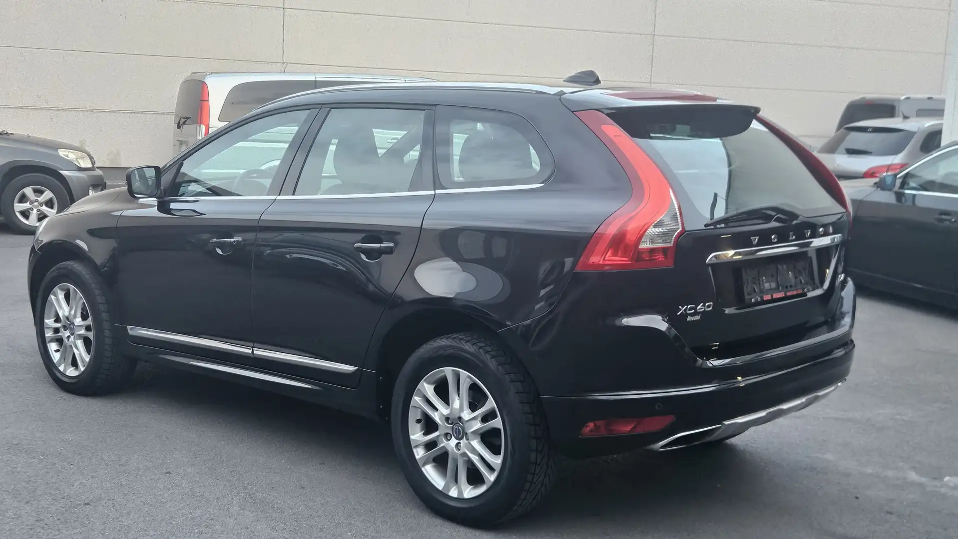 Volvo XC60 D4 2.0D 133Kw Euro 6b Automaat Année 2015 Zwart - 2