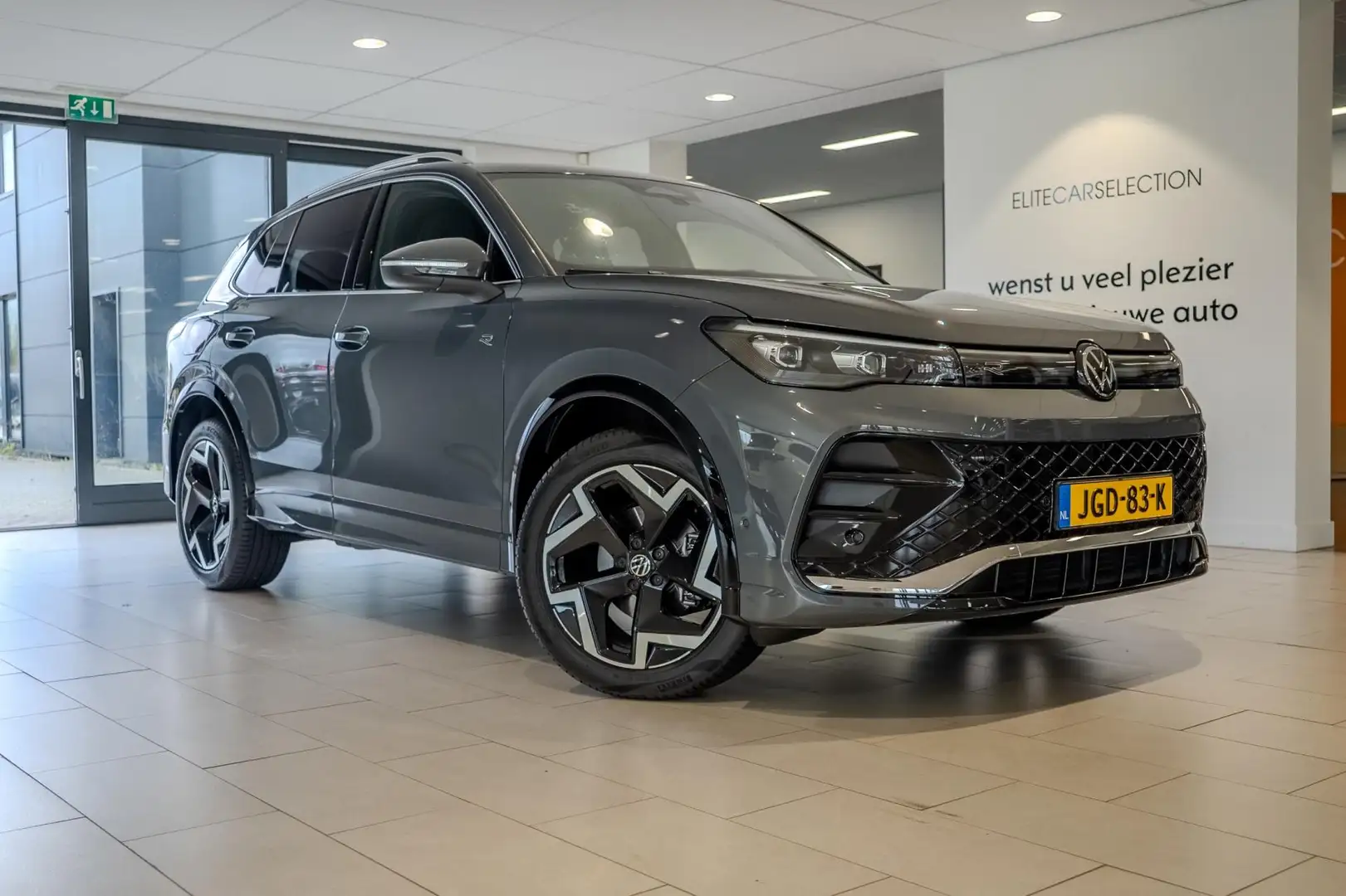 Volkswagen Tiguan 1.5 eTSI R-Line Edition 150 PK / TREKHAAK / 3 X R Grijs - 2