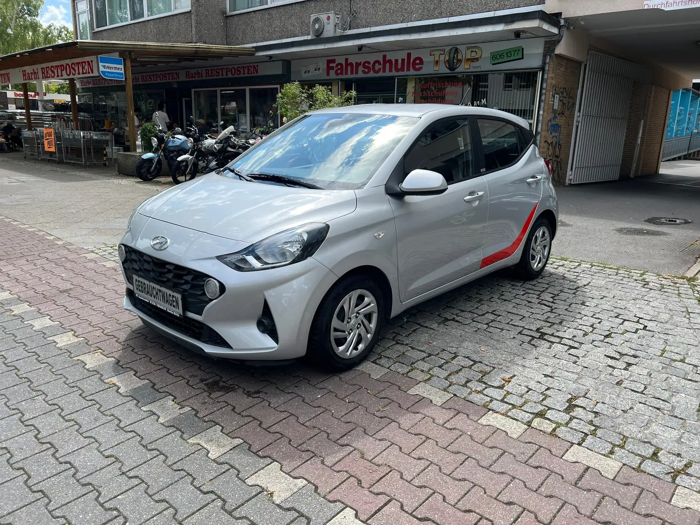 Hyundai i10 Select 4.Türig/1.Hand/Klimaanlage/Temp./PDC/SHZ Silber - 2