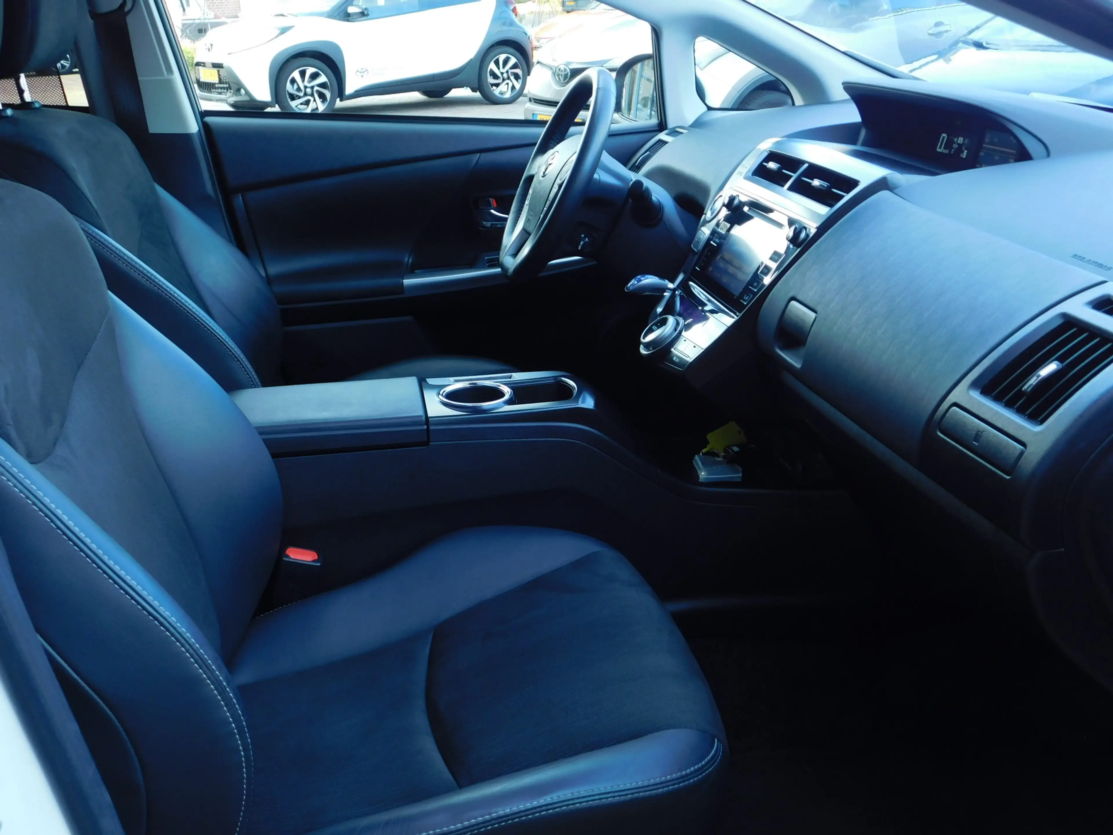 Toyota Prius+ 1.8 SkyView Edition — photo 12
