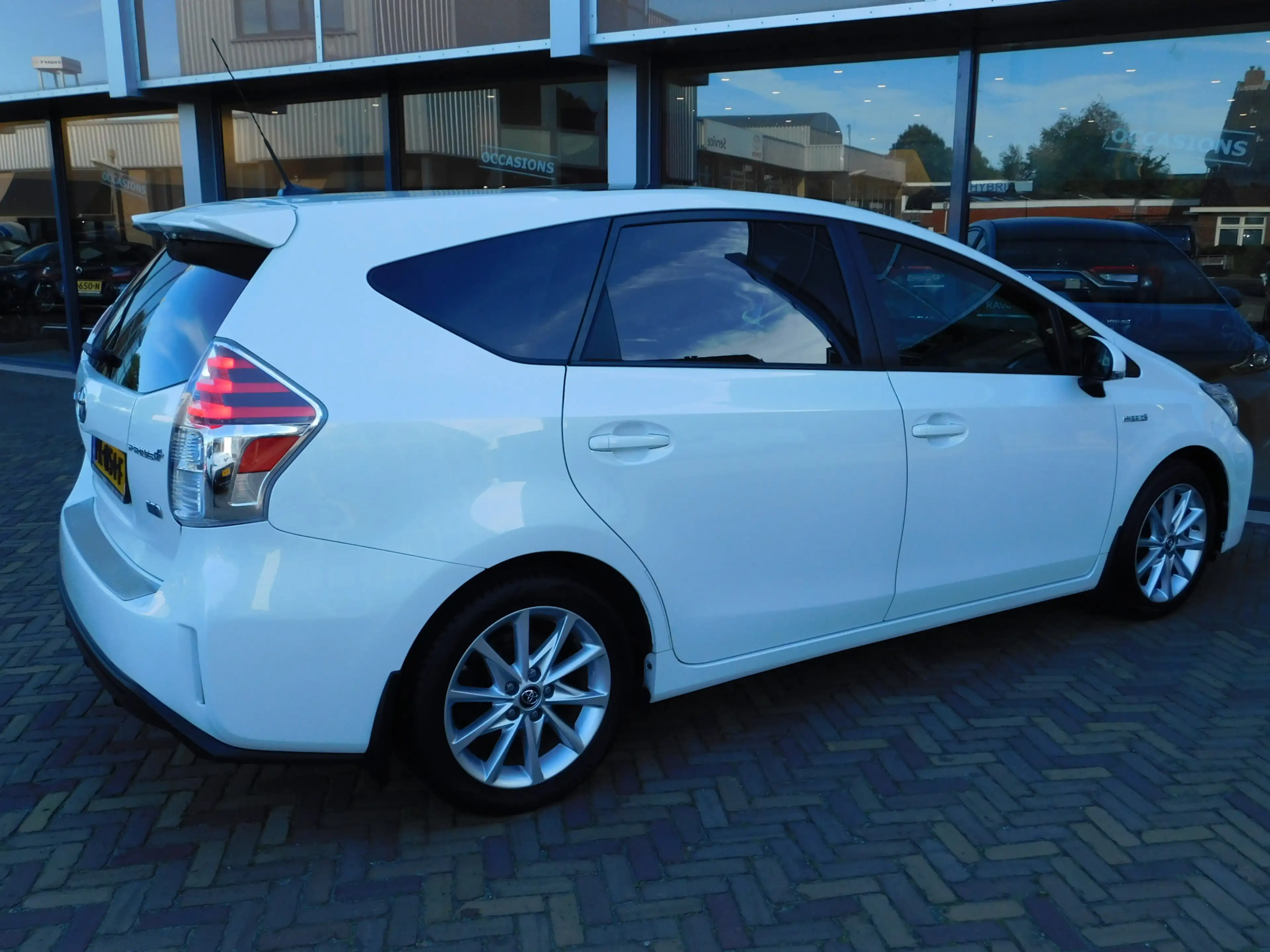 Toyota Prius+ 1.8 SkyView Edition — photo 6