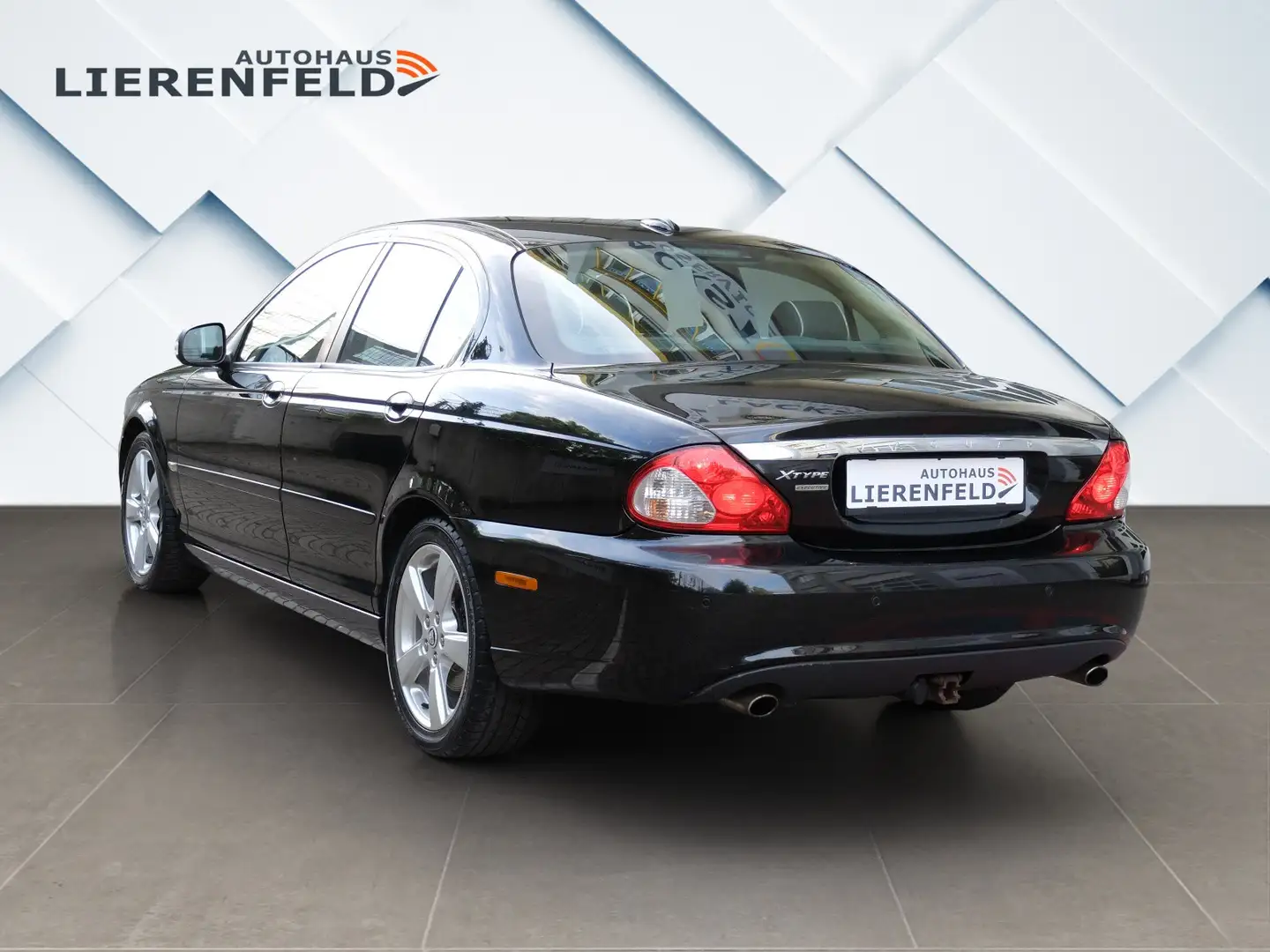 Jaguar X-Type 2.5 V6 Executive aus 1.Hand Černá - 2