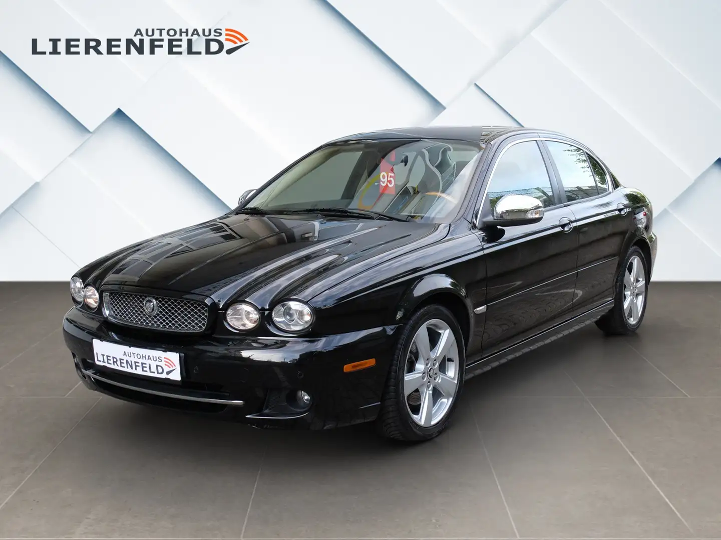 Jaguar X-Type 2.5 V6 Executive aus 1.Hand Černá - 1