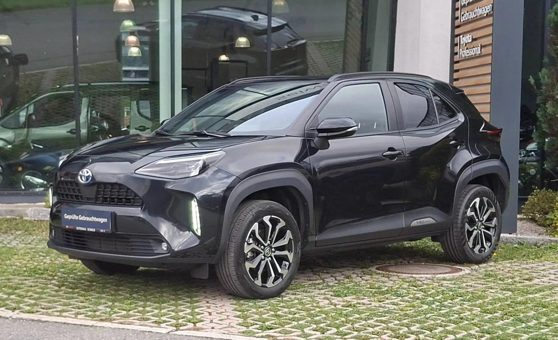 Toyota Yaris Cross Yaris Cross 1,5 Hybrid Active Drive + Winterp.+MultimediaP. Schwarz - 1