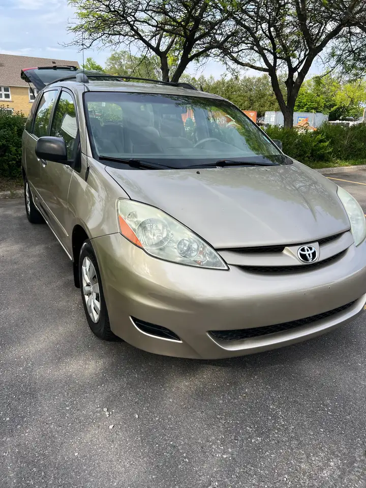 Toyota Sienna снимка Toyota Sienna