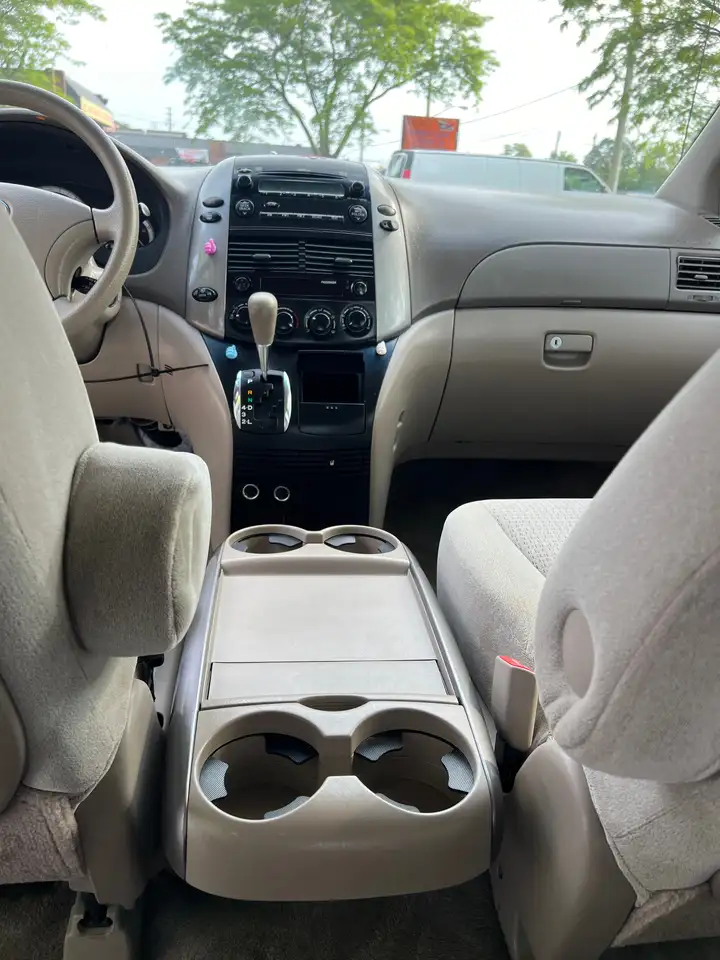 Toyota Sienna снимка Toyota Sienna