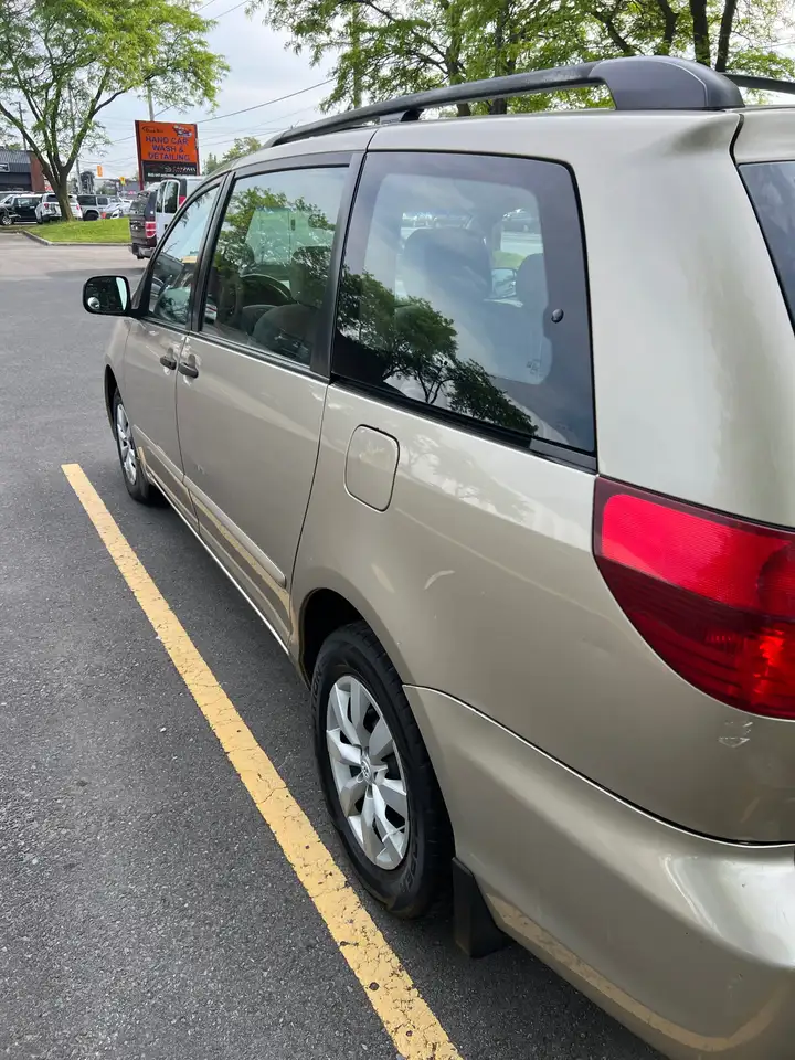 Toyota Sienna снимка Toyota Sienna