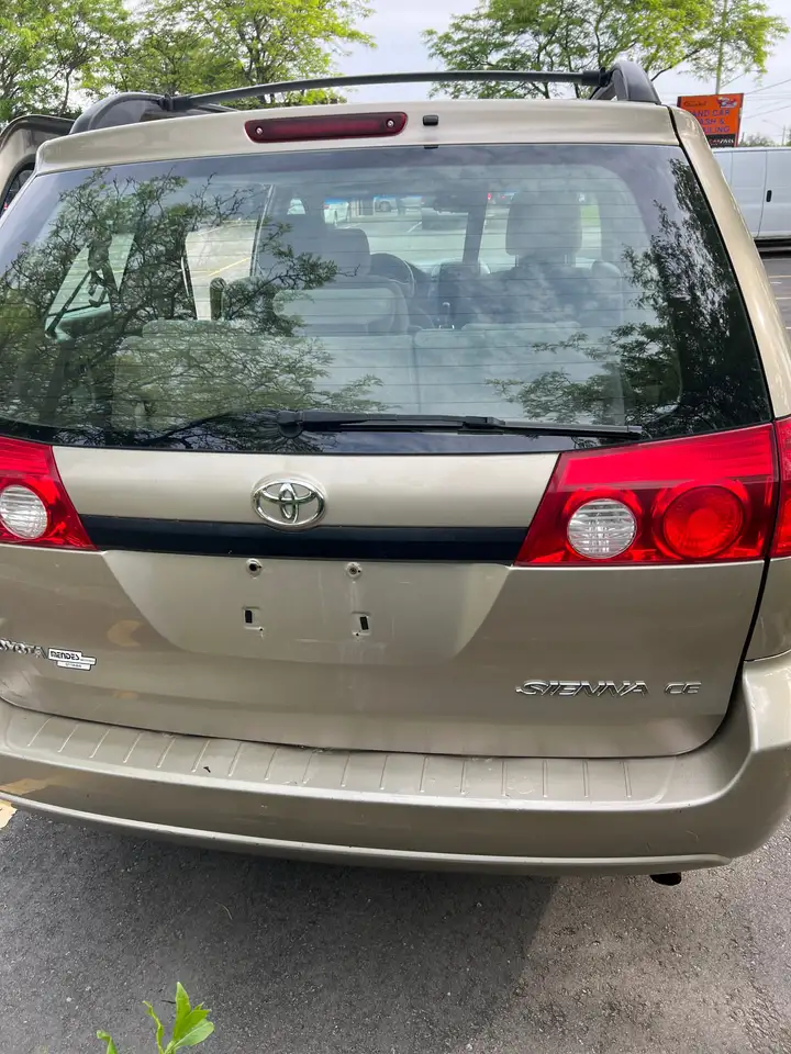 Toyota Sienna снимка Toyota Sienna
