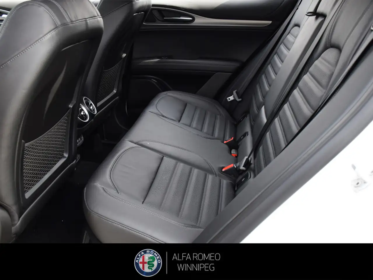 Alfa Romeo Stelvio снимка Alfa Romeo Stelvio
