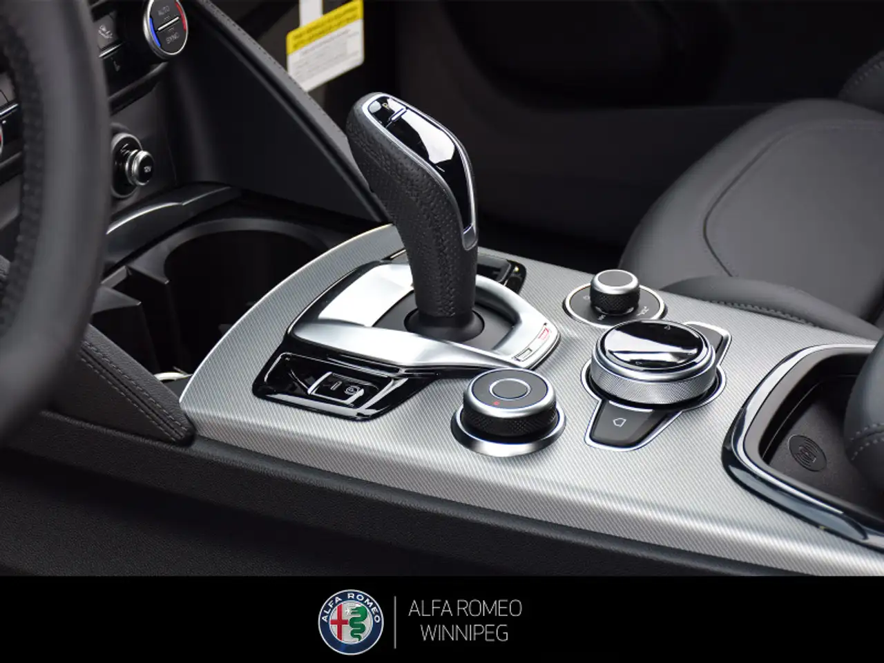 Alfa Romeo Stelvio снимка Alfa Romeo Stelvio