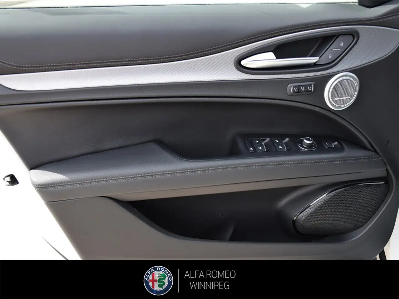 Alfa Romeo Stelvio снимка Alfa Romeo Stelvio