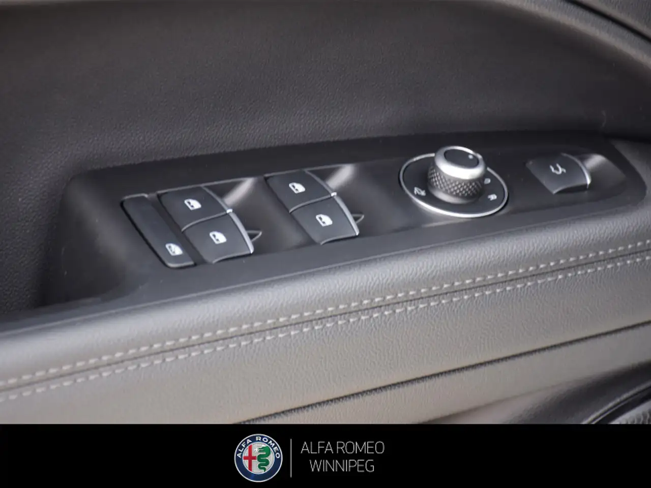 Alfa Romeo Stelvio снимка Alfa Romeo Stelvio
