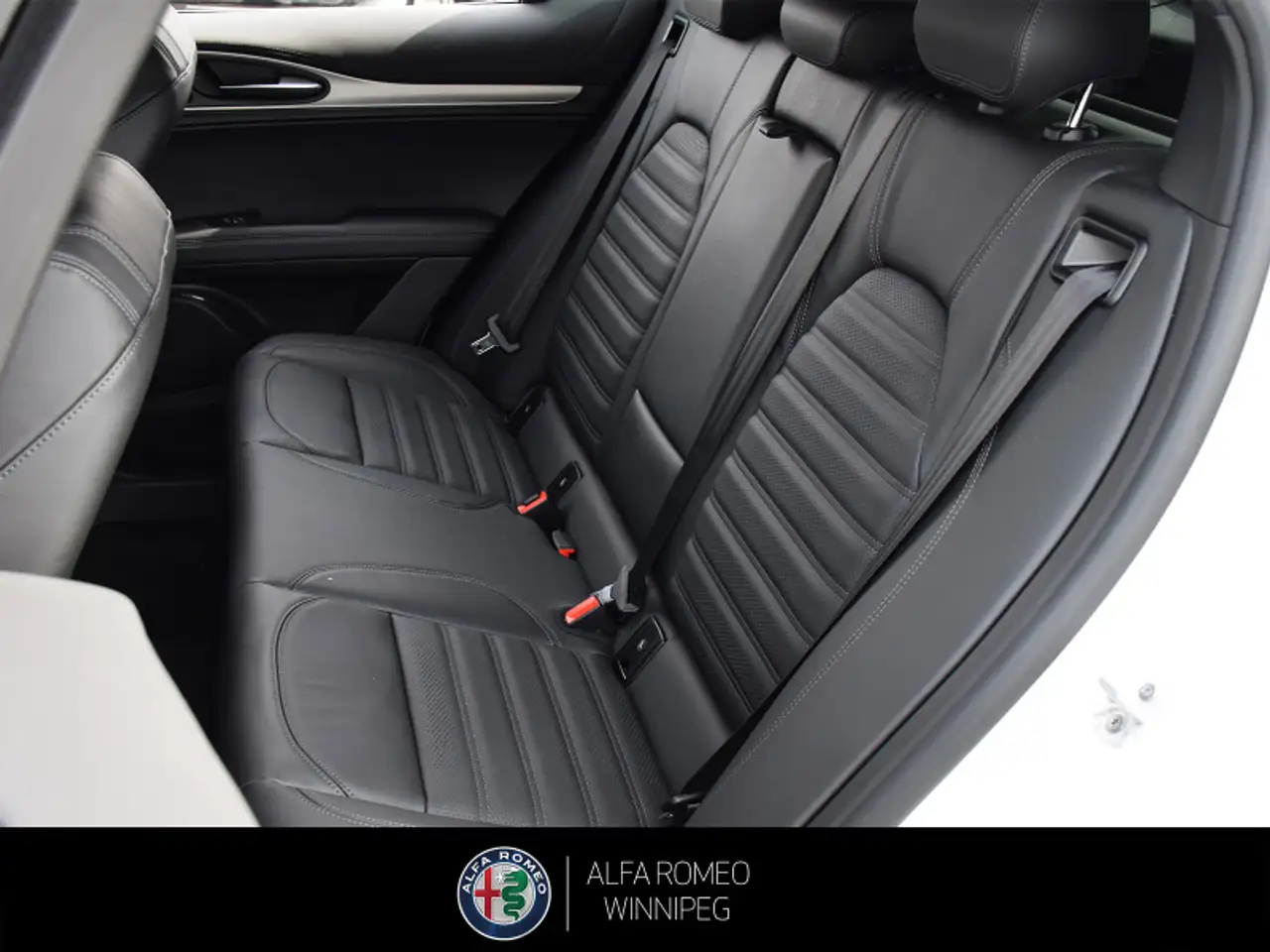 Alfa Romeo Stelvio снимка Alfa Romeo Stelvio