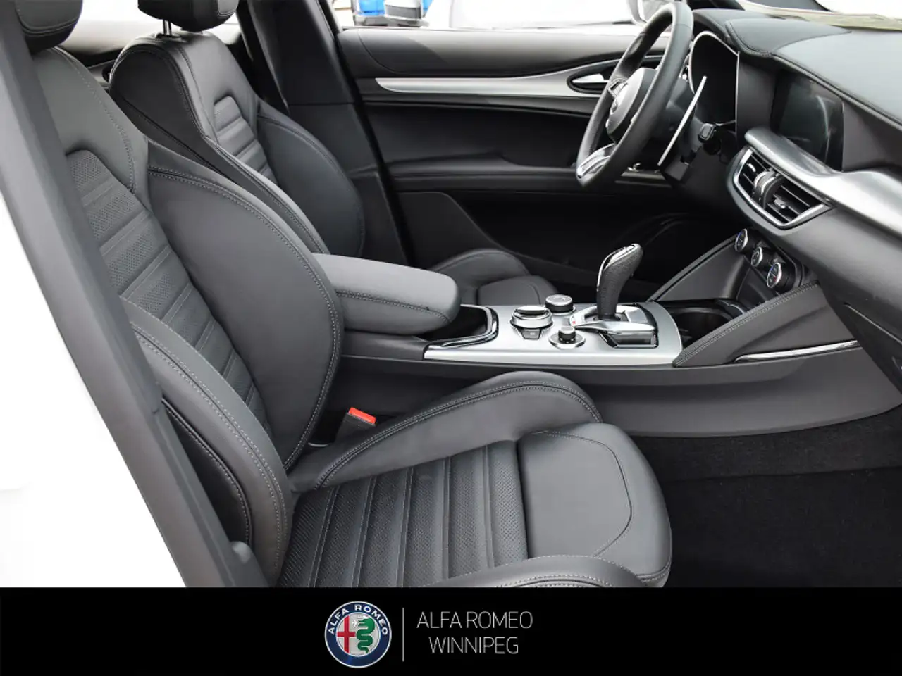 Alfa Romeo Stelvio снимка Alfa Romeo Stelvio