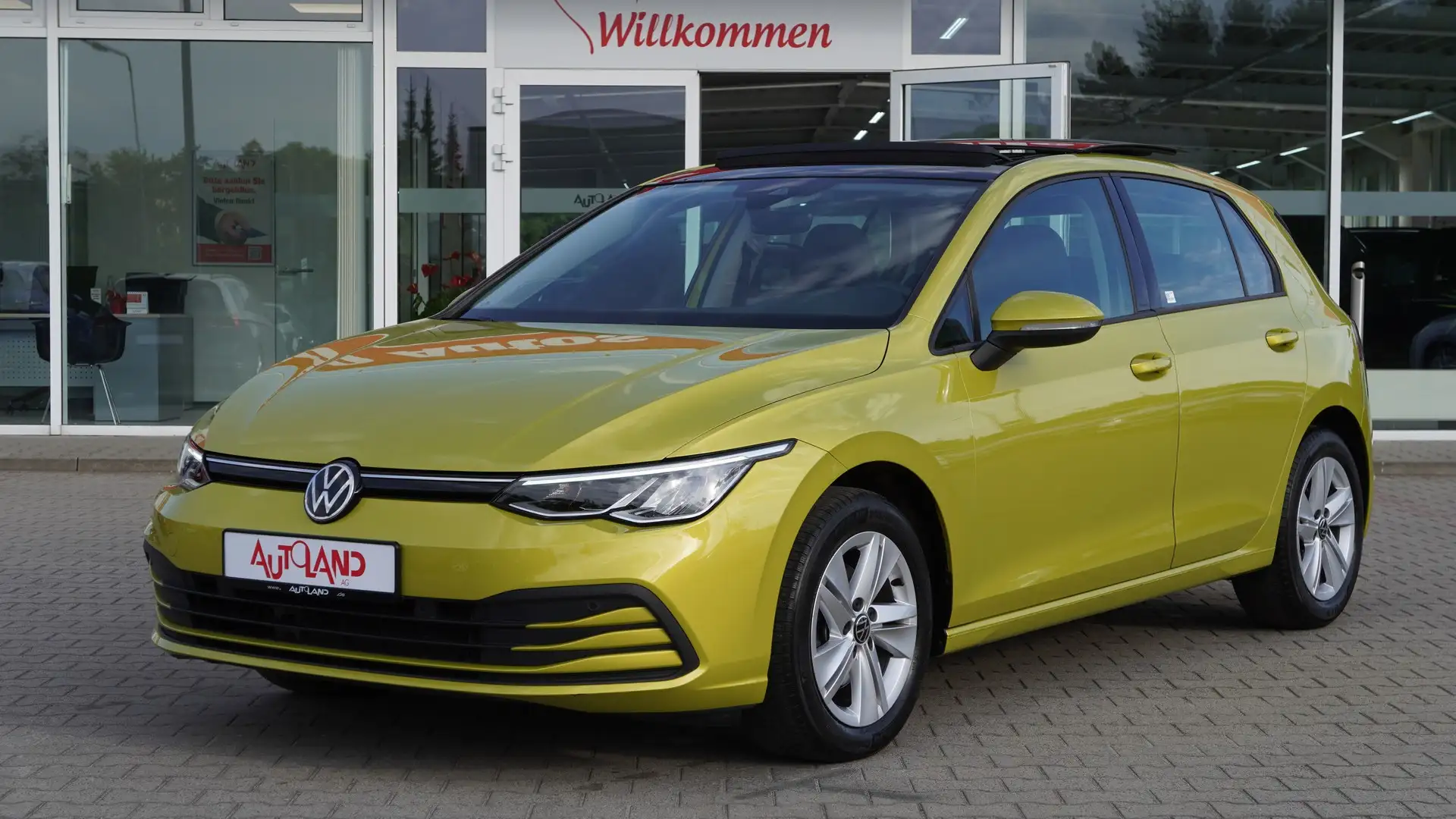 Volkswagen Golf VIII 1.5 TSI Life LED Navi Panorama PDC DAB Amarillo - 2