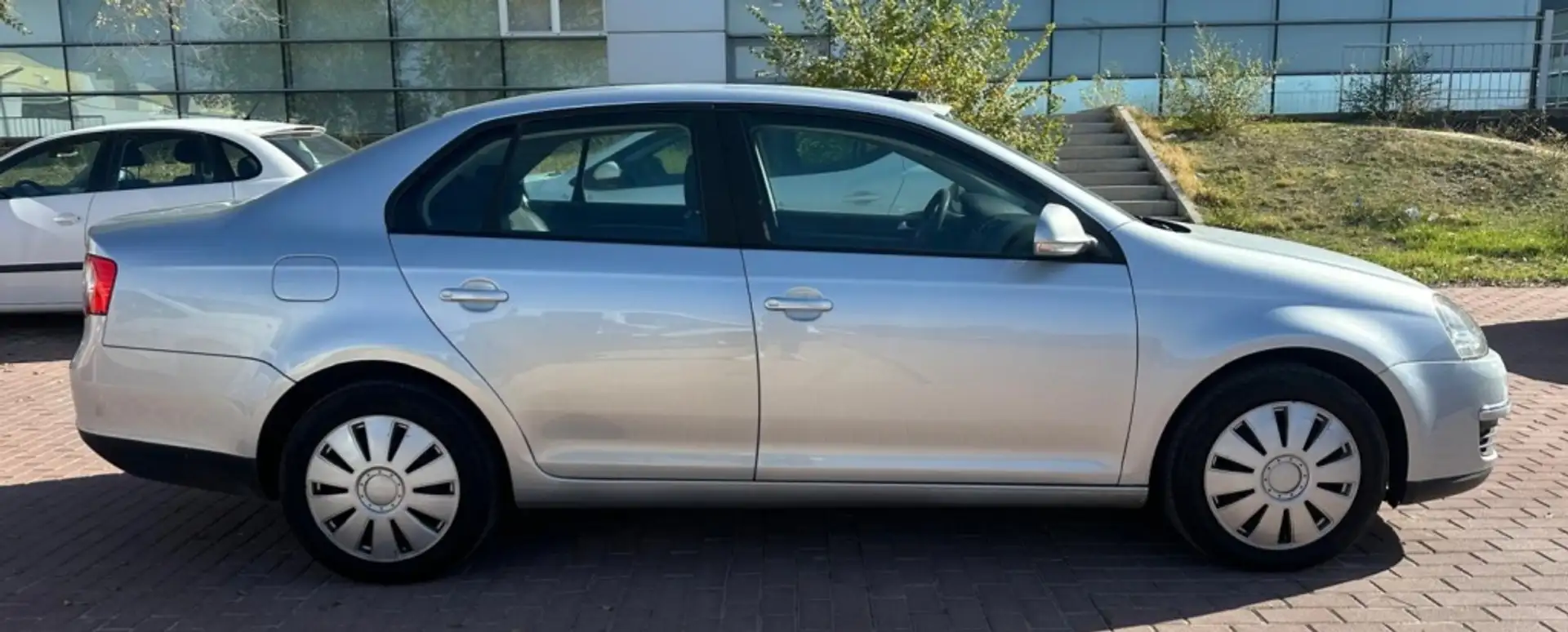 Volkswagen Jetta 1.6 Trendline Gris - 2