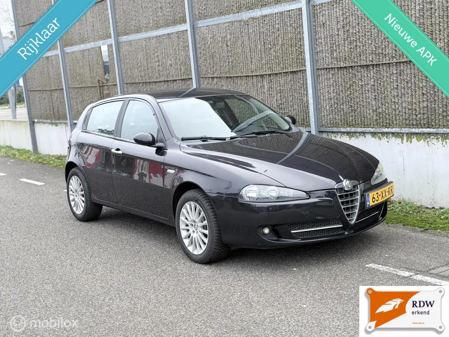 Alfa Romeo 147 2.0 T.Spark Blackline II 150PK!! NAP/NWE APK/AIRCO Zwart - 1