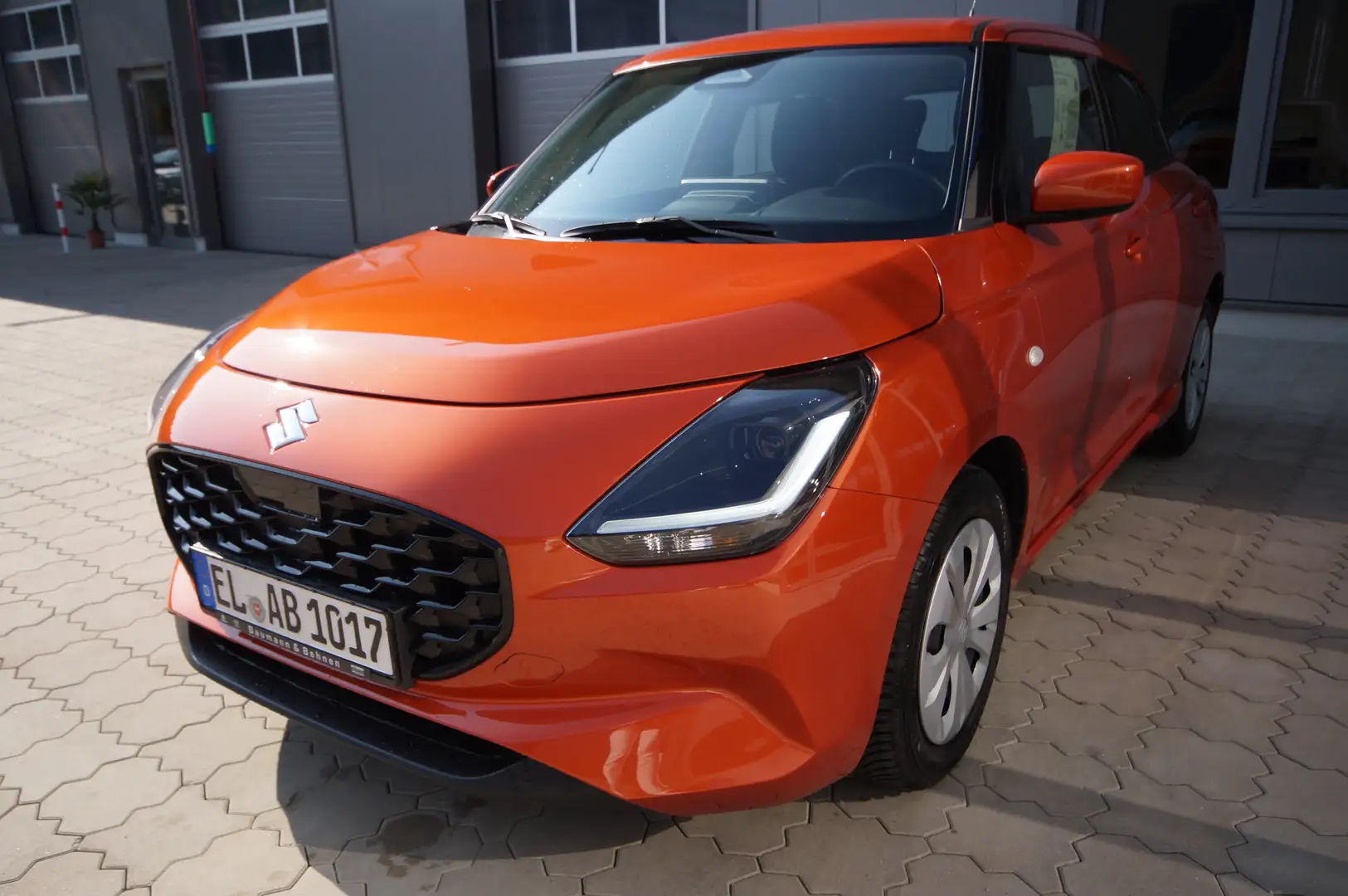 Suzuki Swift "NEUES MODELL" Hybrid Club Orange - 1