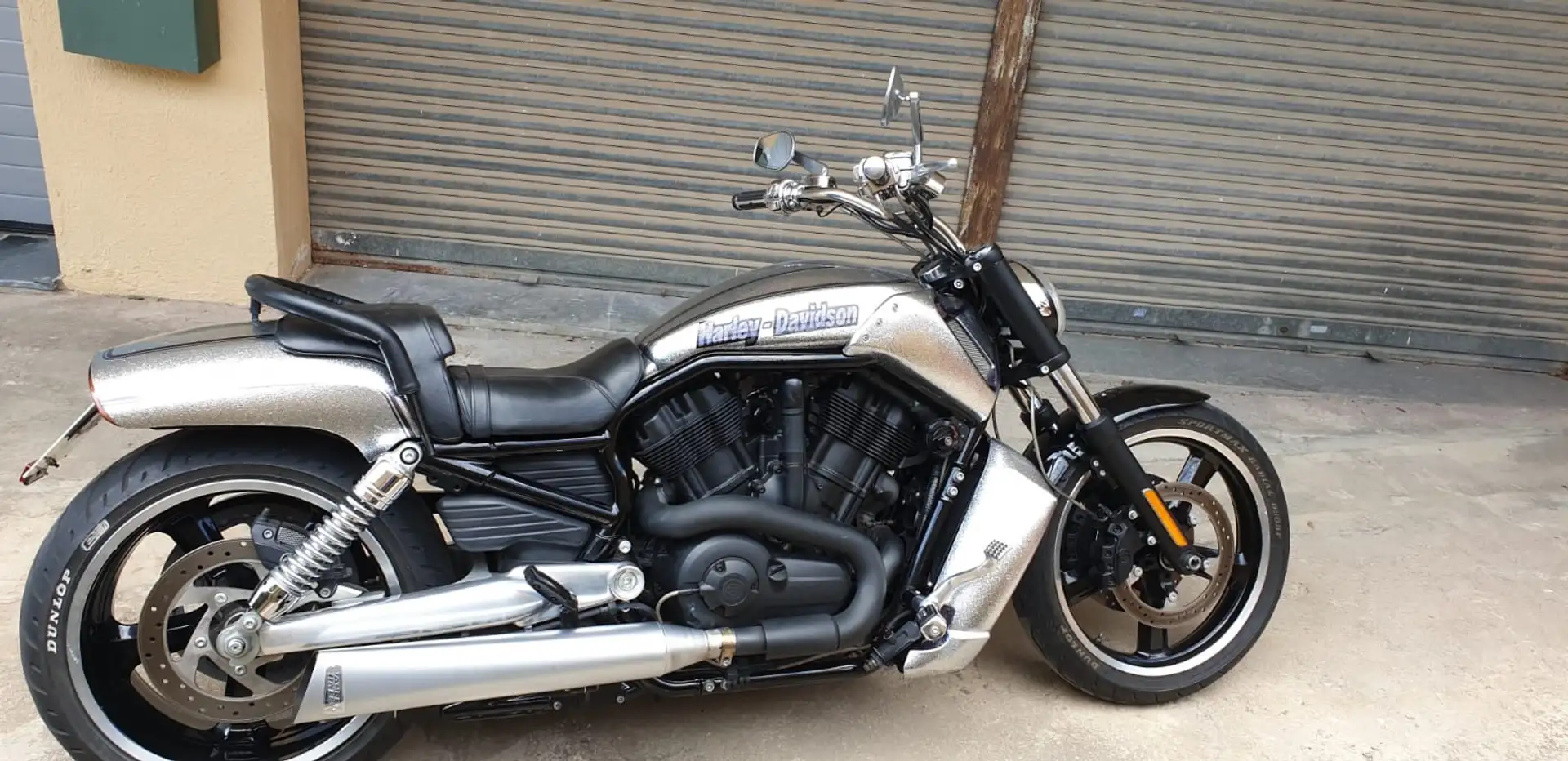 Harley-Davidson V-Rod muscle 1250 srebrna - 1