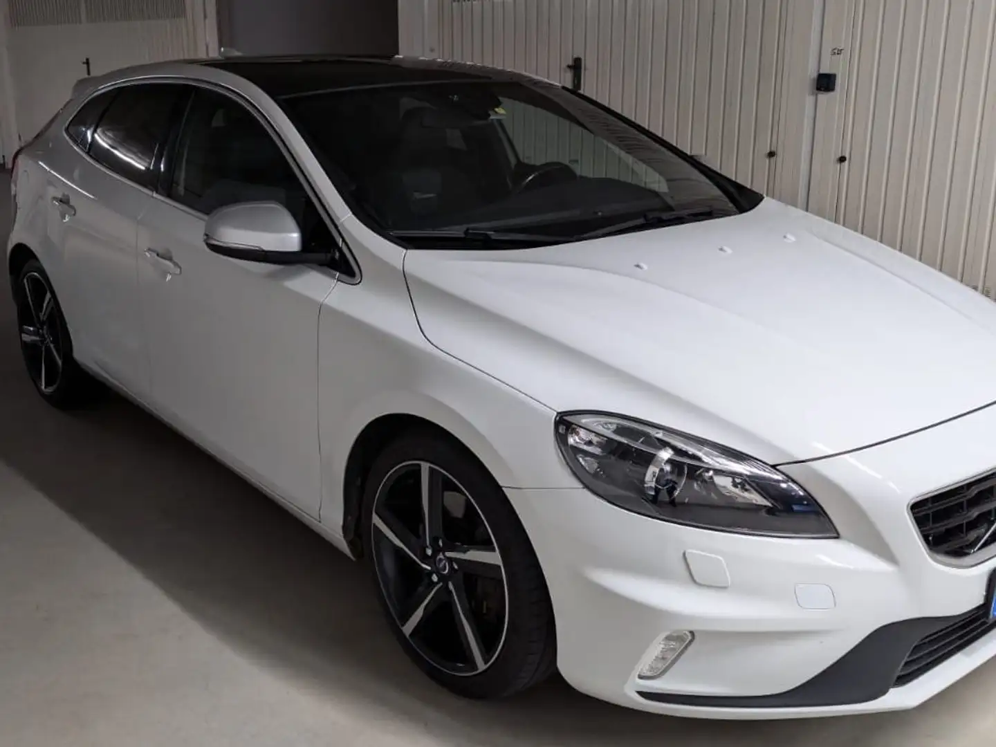 Volvo V40 D3 Momentum R-Design Bianco - 2