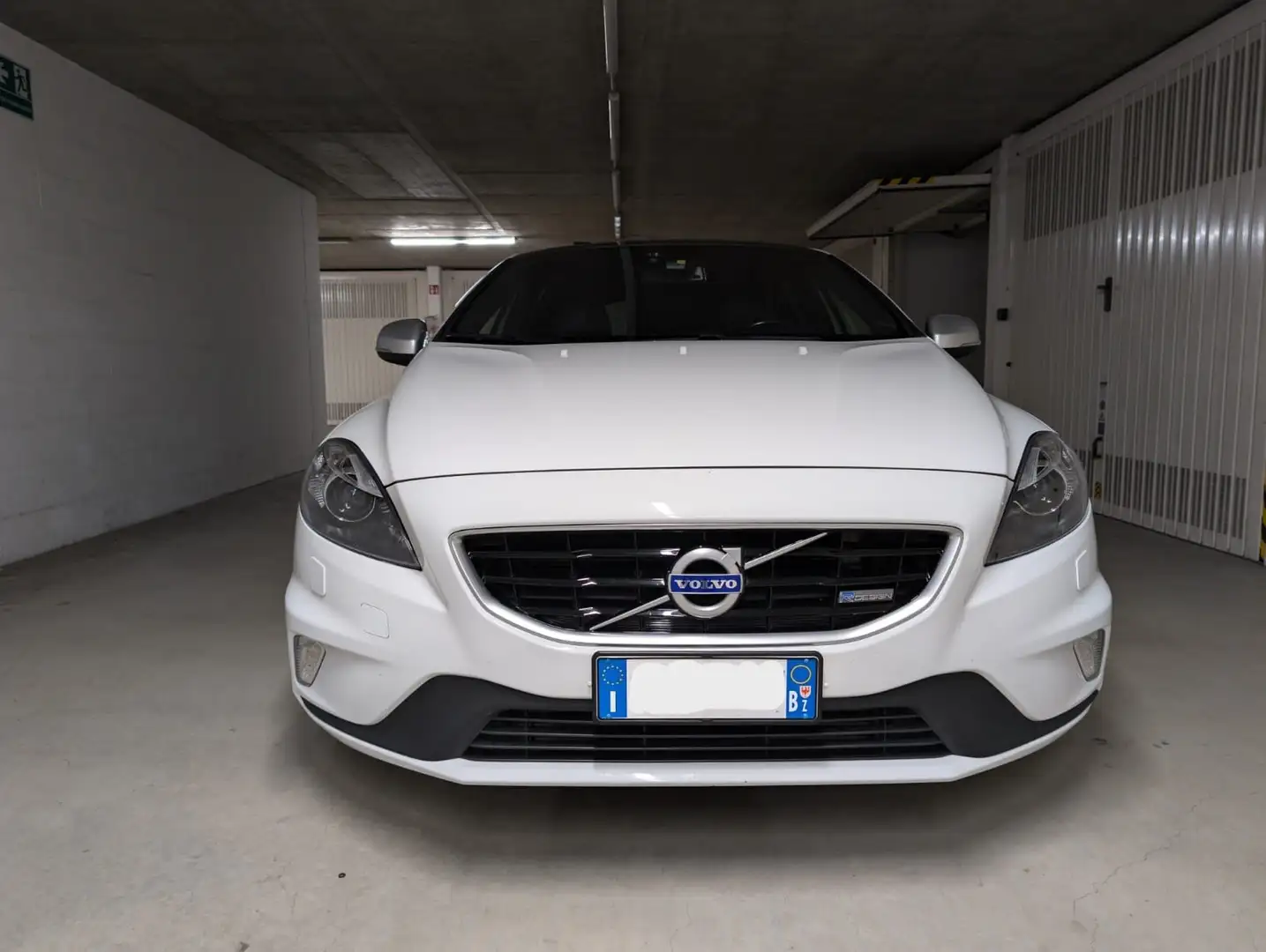 Volvo V40 D3 Momentum R-Design Bianco - 1