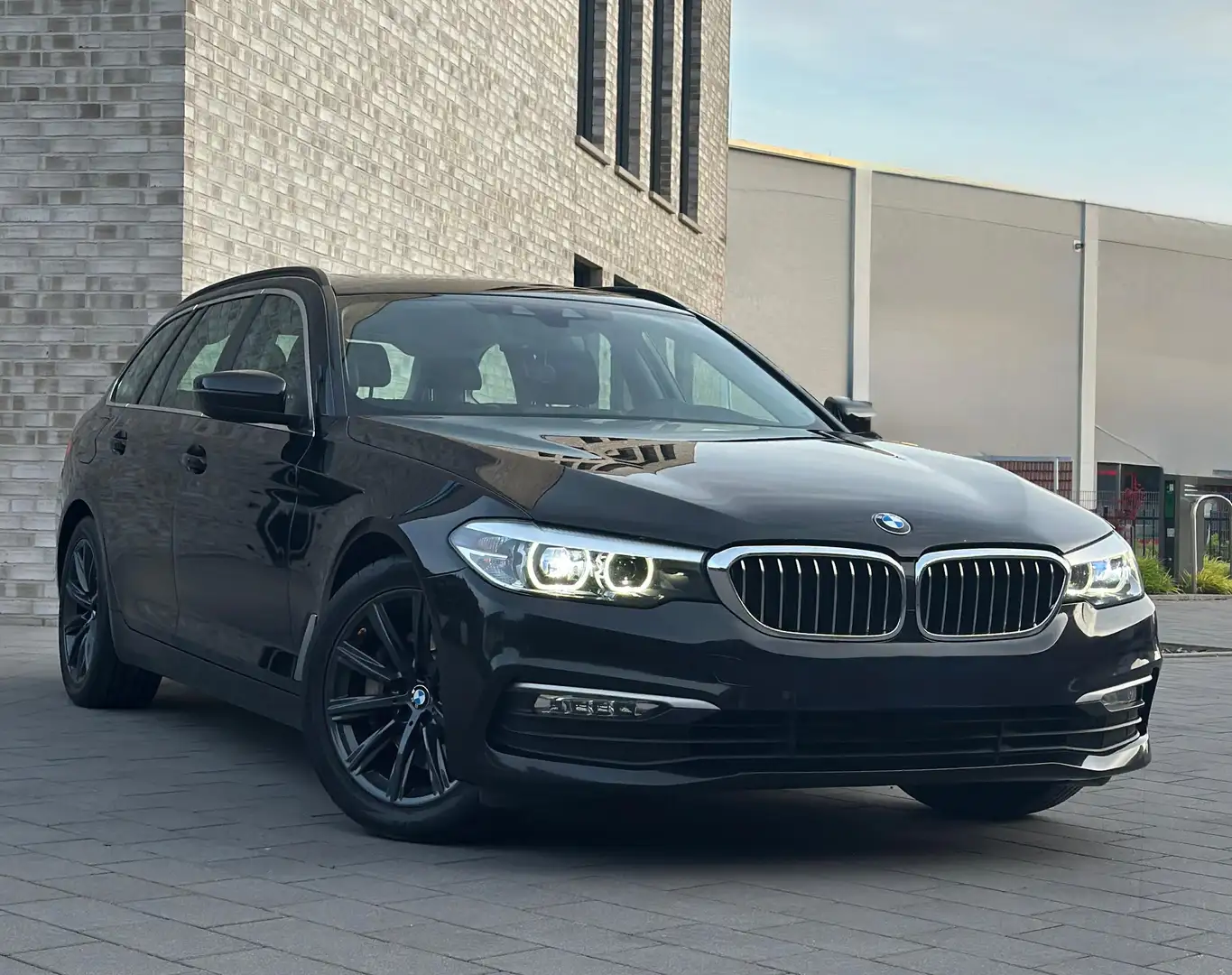 BMW 530 530d Touring Aut. Schwarz - 1