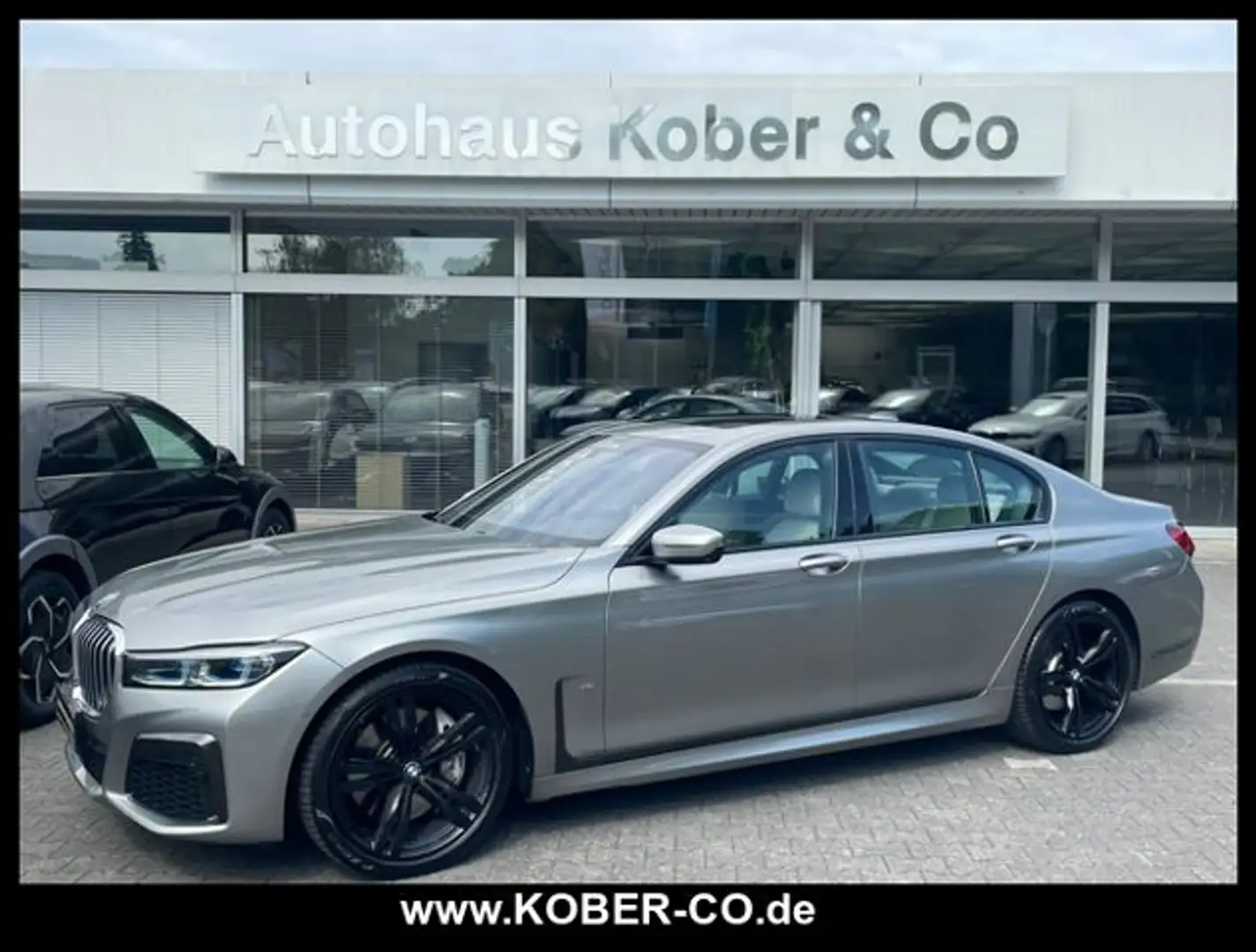BMW 750 750d xDrive M-SPORTPAKET+SHADOW+GLASDACH+20" LM Grau - 1
