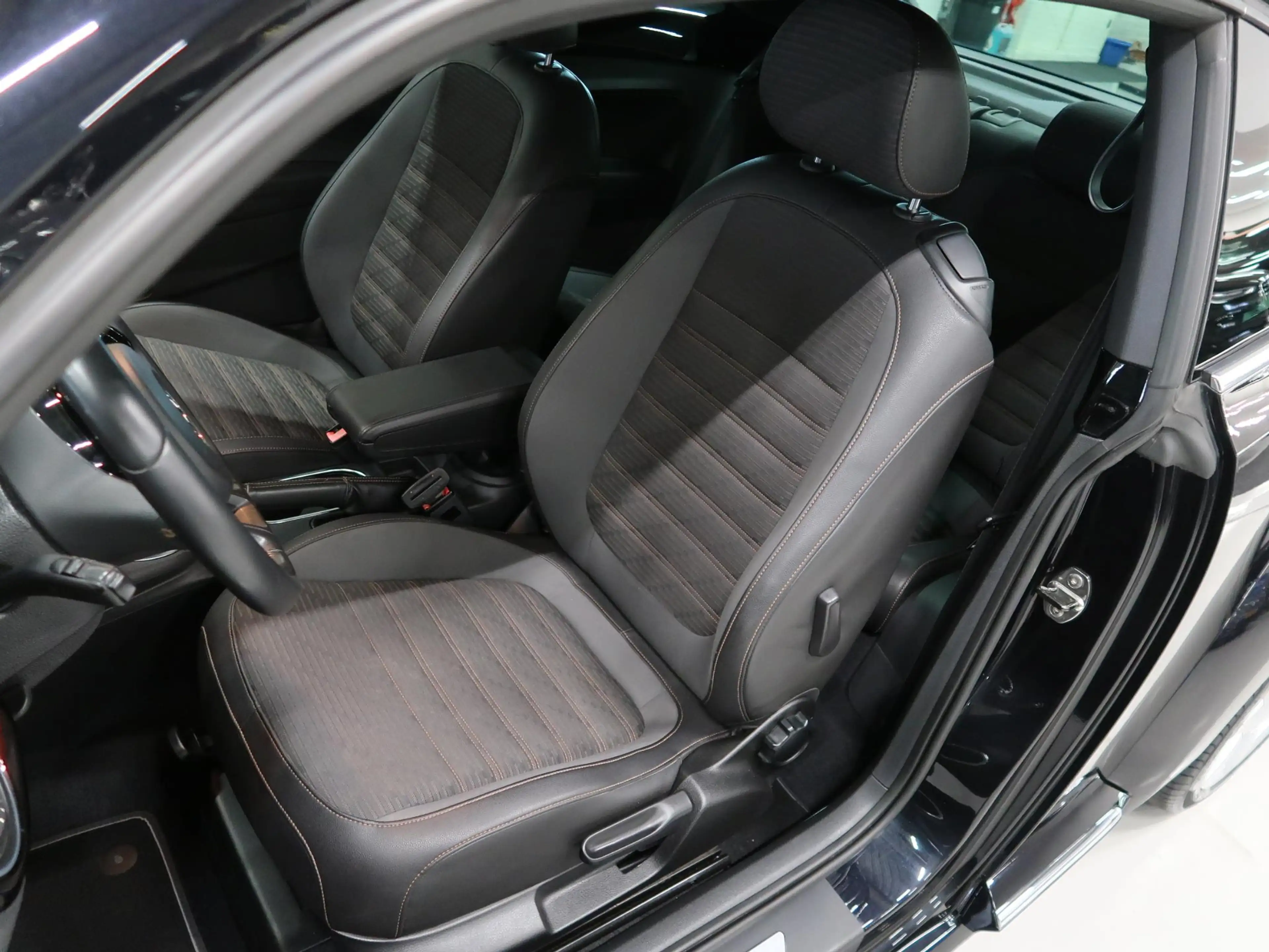 Volkswagen Beetle 1.2 TSI Fender Edition Xenon Airco-ecc Fender 18 i — photo 43