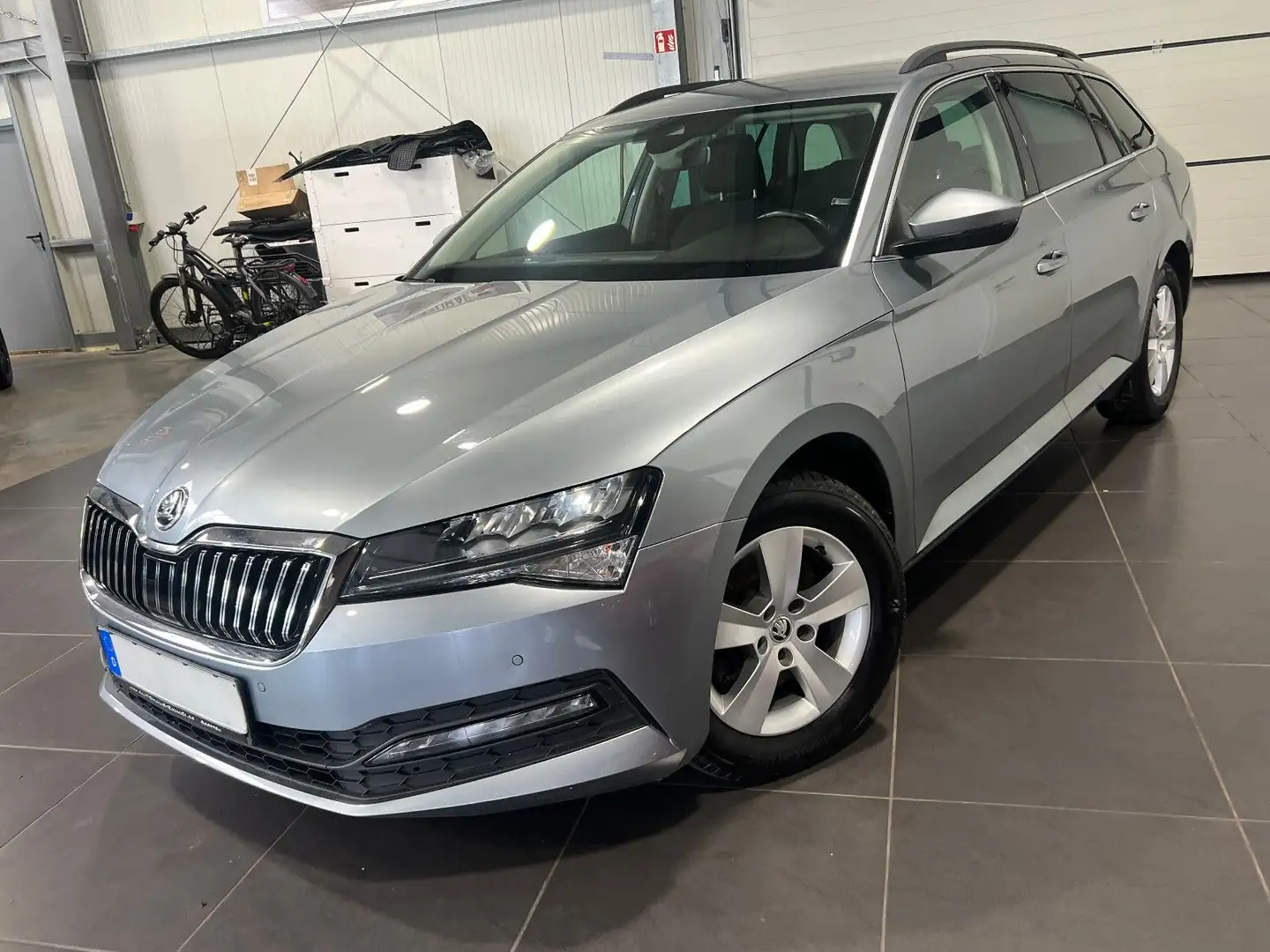 Skoda Superb 2.0 TDi Combi **Navi*LED*AHK*Temp*SHZ** Gris - 1