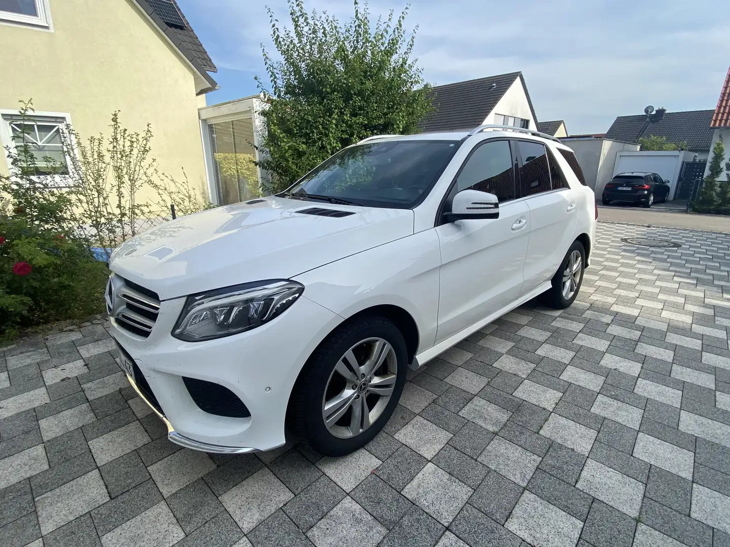 Mercedes-Benz GLE 350 d 4Matic 9G-TRONIC AMG Line - 2