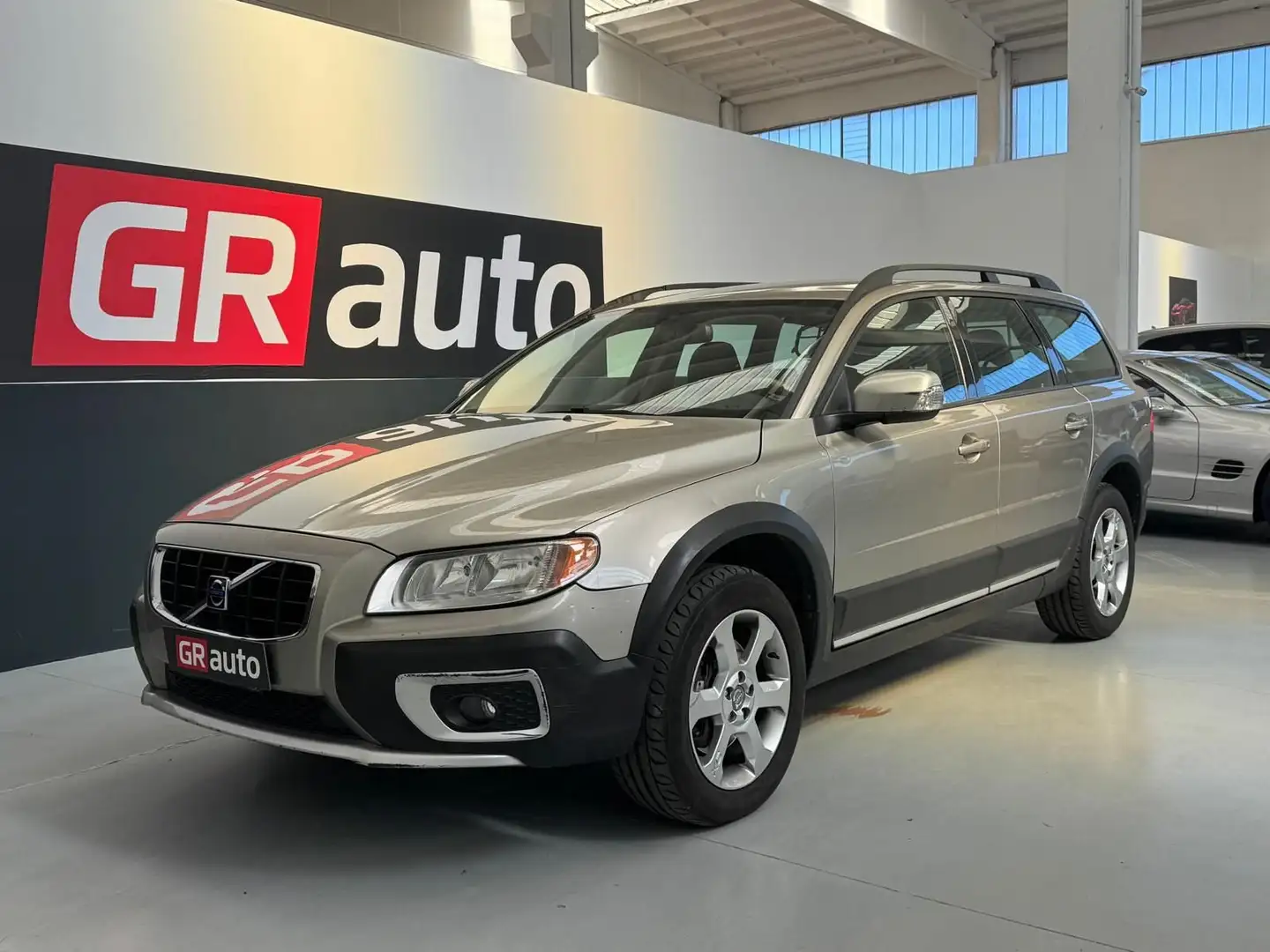 Volvo XC70 XC70 2.4 d5 Momentum awd 185cv - 2
