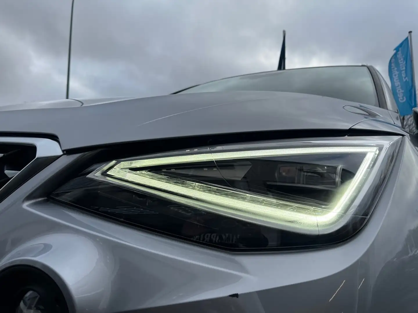 SEAT Arona 1,0 TSI DSG Xperience Silber - 2