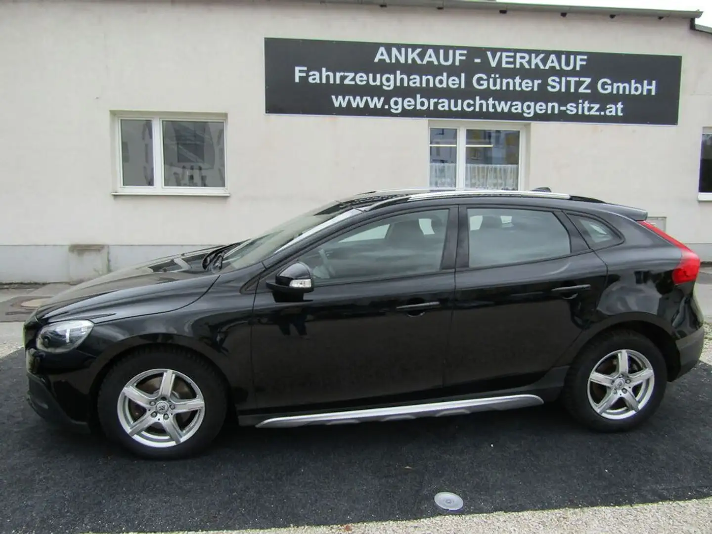 Volvo V40 Kinetic Schwarz - 2